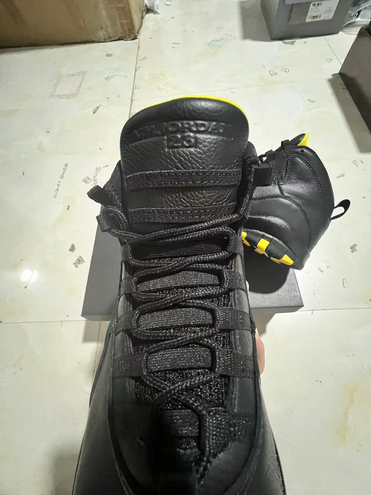 Chaussures de basketball Air Jordan 10 noir et jaune 4