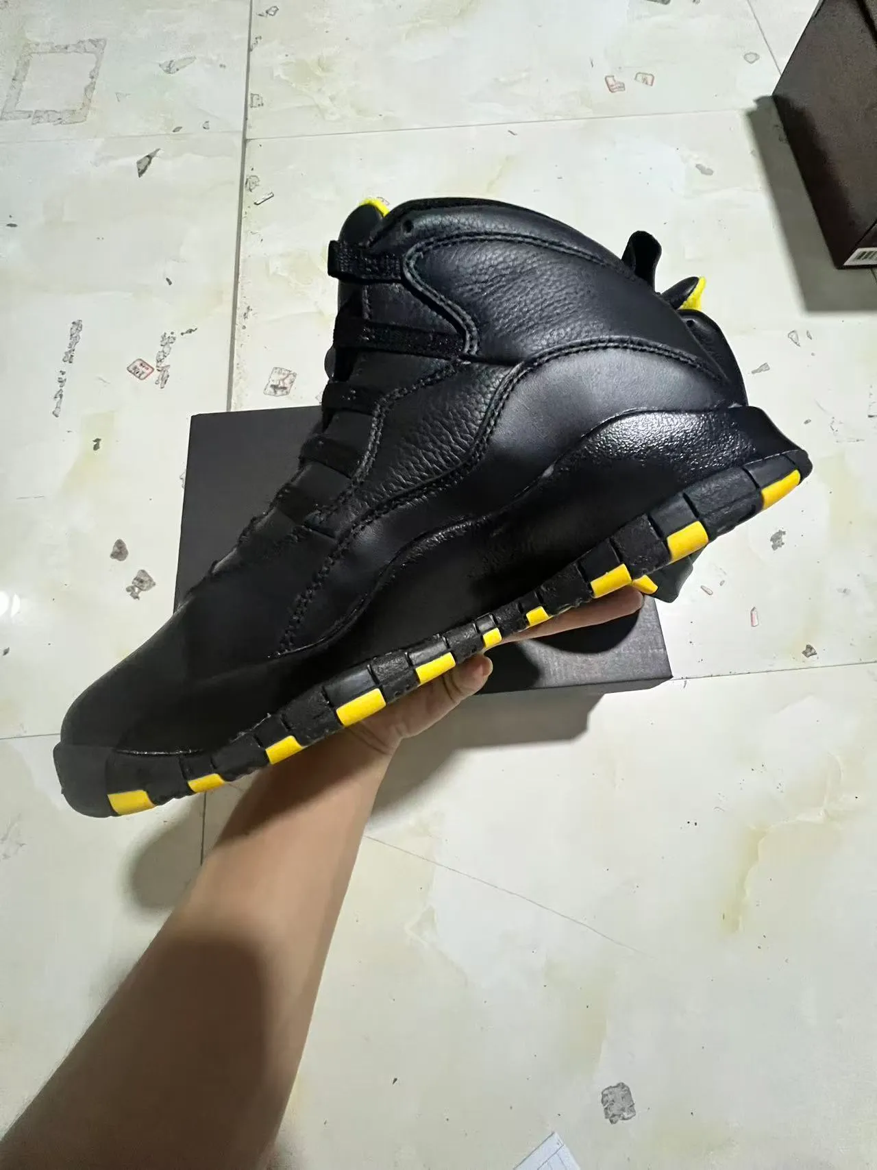 Chaussures de basketball Air Jordan 10 noir et jaune 5