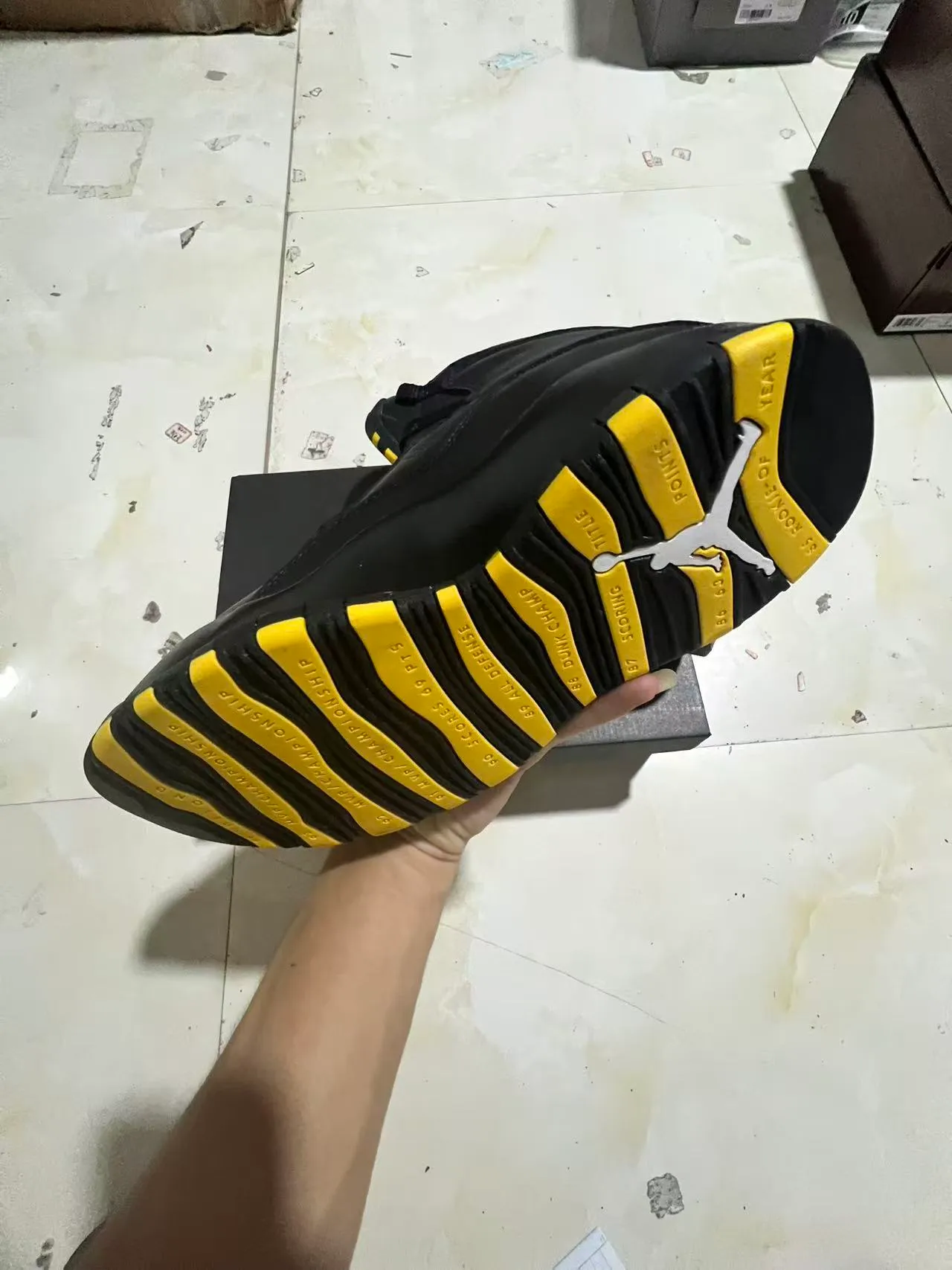 Chaussures de basketball Air Jordan 10 noir et jaune 6