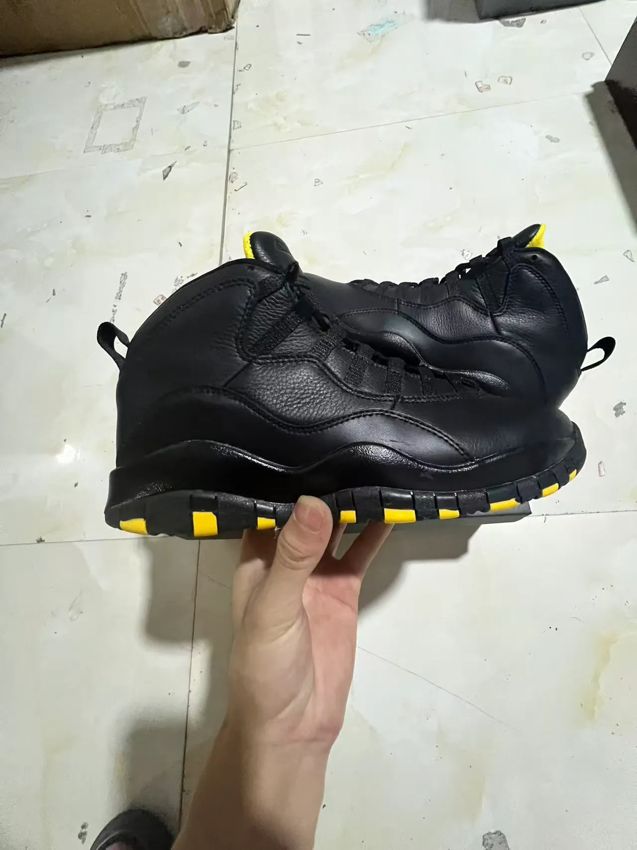 Chaussures de basketball Air Jordan 10 noir et jaune 7
