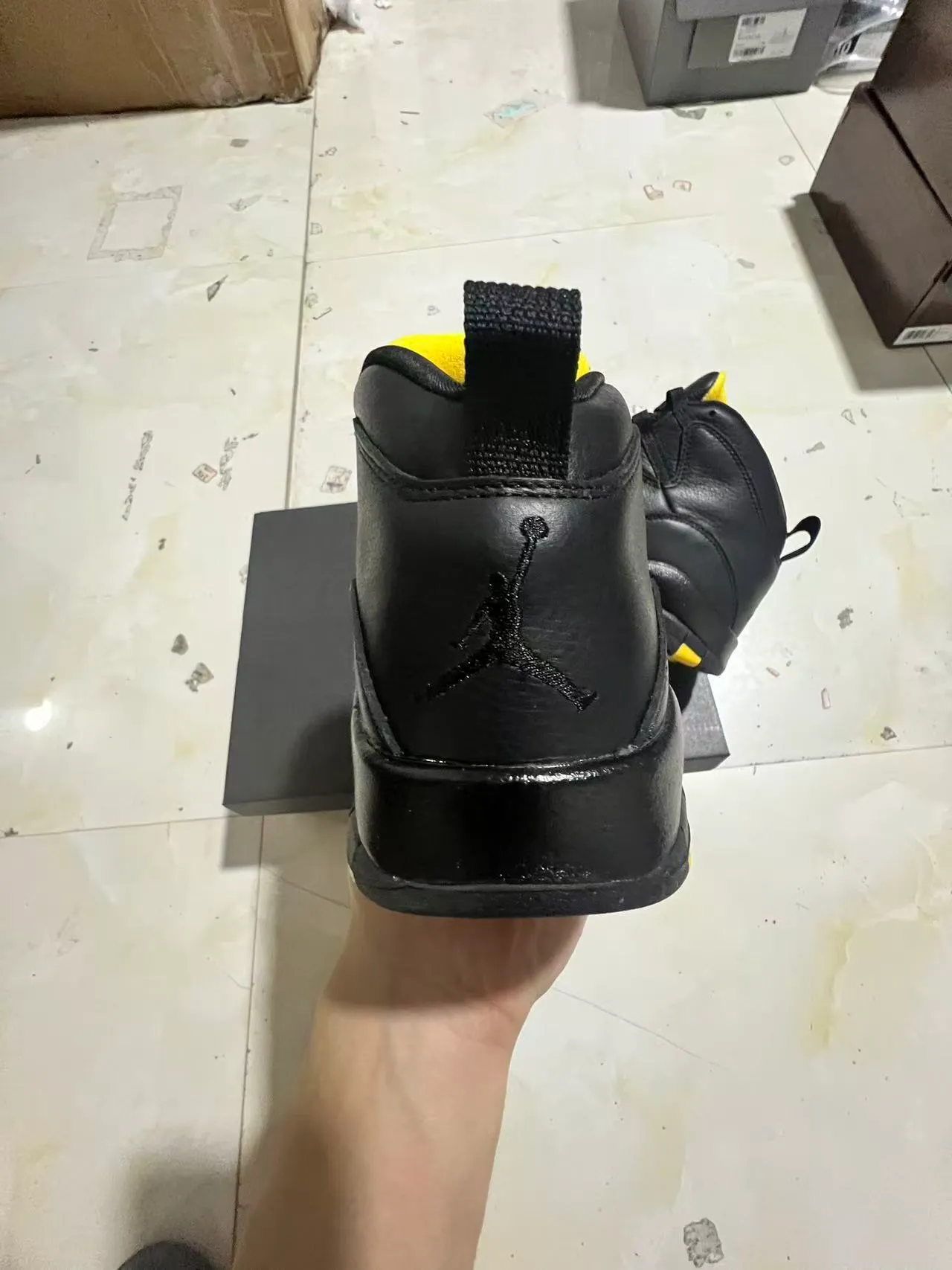 Chaussures de basketball Air Jordan 10 noir et jaune 8