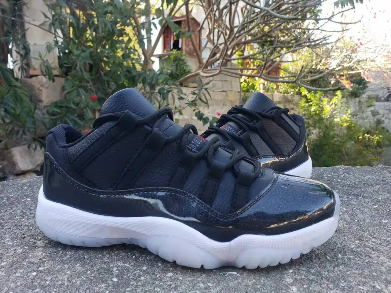 Air Jordan 11 Chaussures de Basketball en Cuir Patenté Noir 2