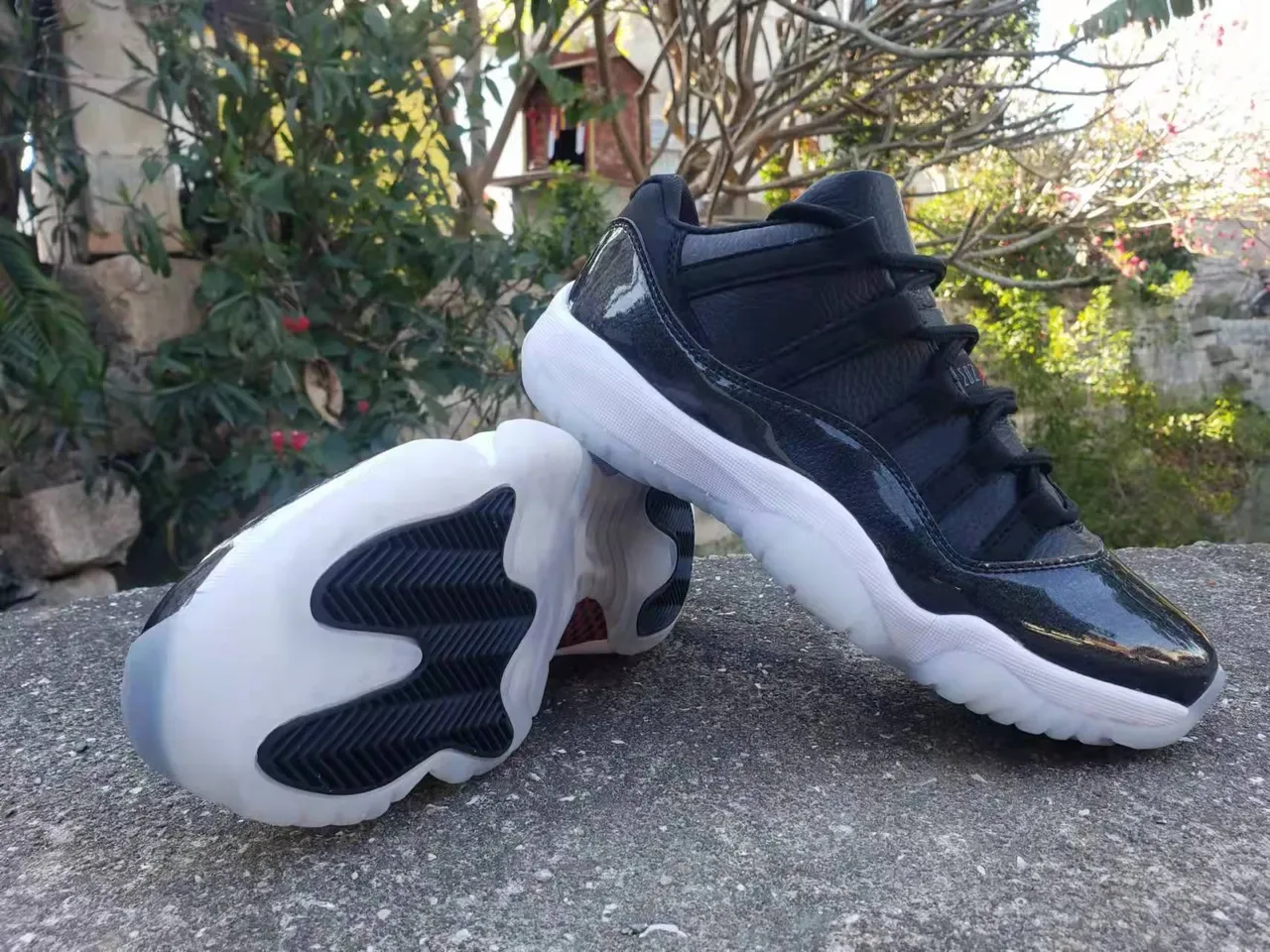 Air Jordan 11 Chaussures de Basketball en Cuir Patenté Noir 4