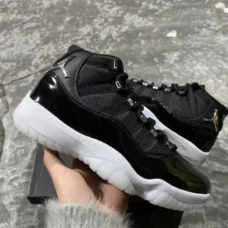 Air Jordan 11 黑色漆皮篮球鞋