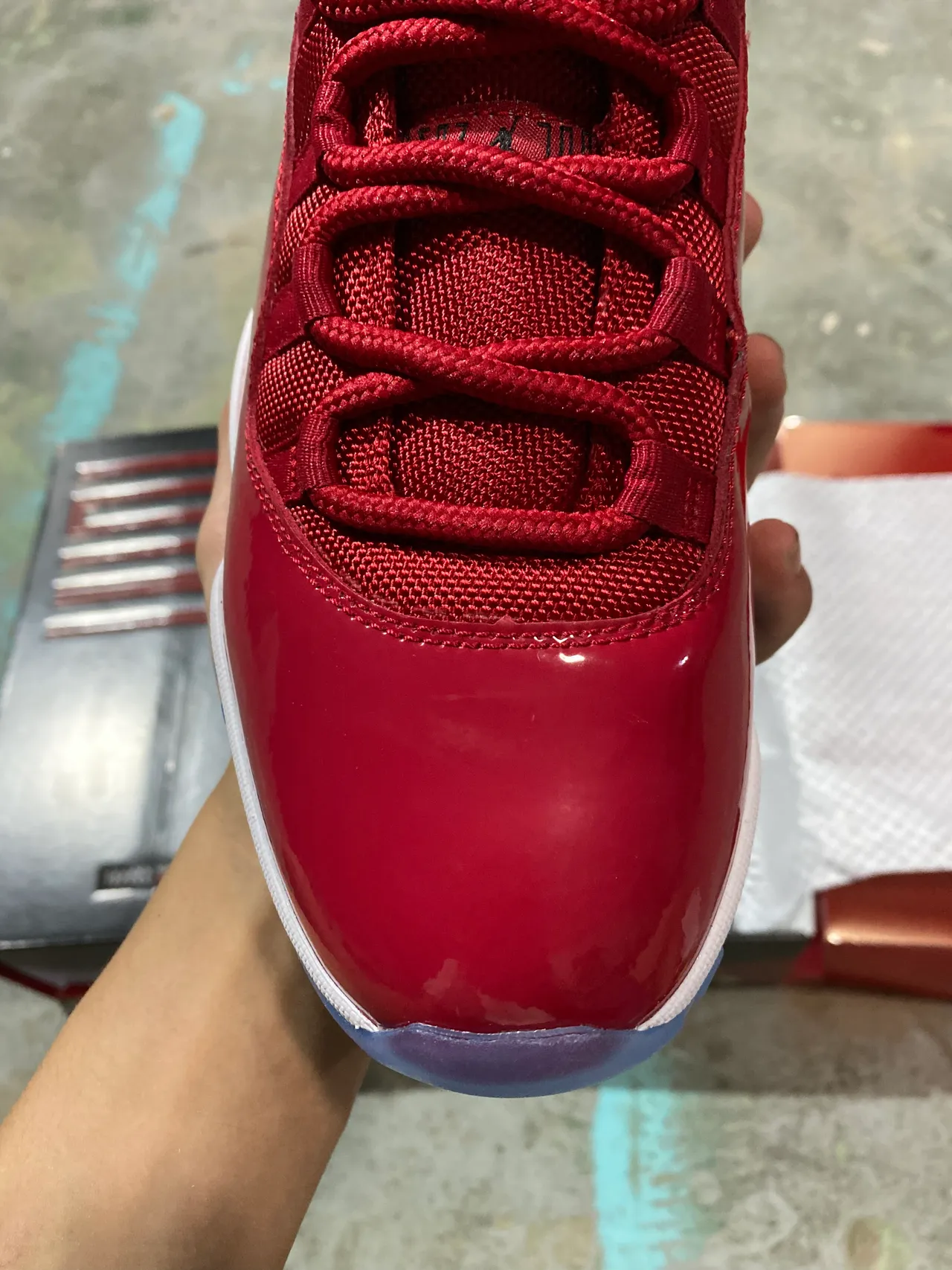 Tênis de basquete em couro envernizado Air Jordan 11 Gym Red 2