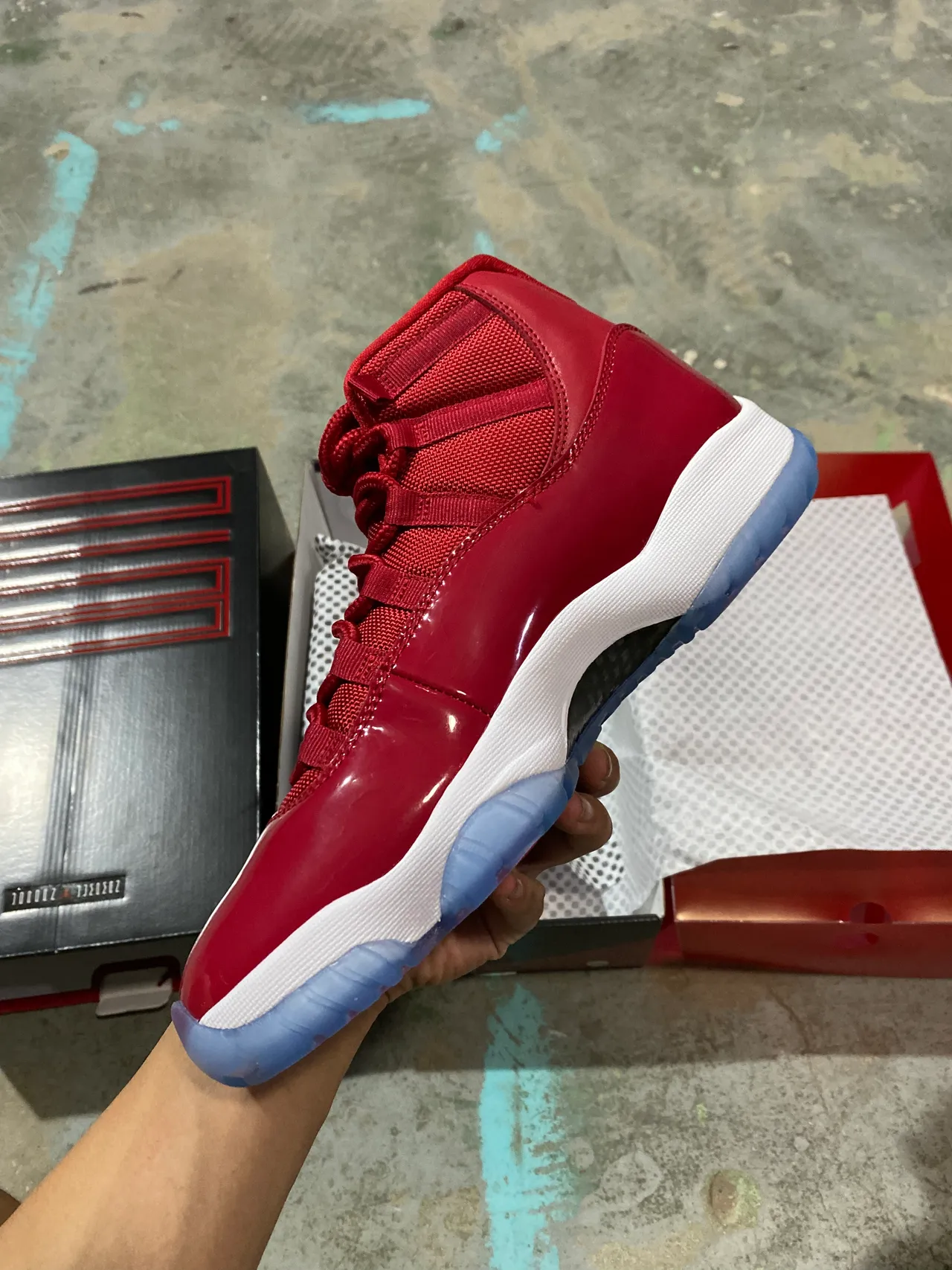 Tênis de basquete em couro envernizado Air Jordan 11 Gym Red 3