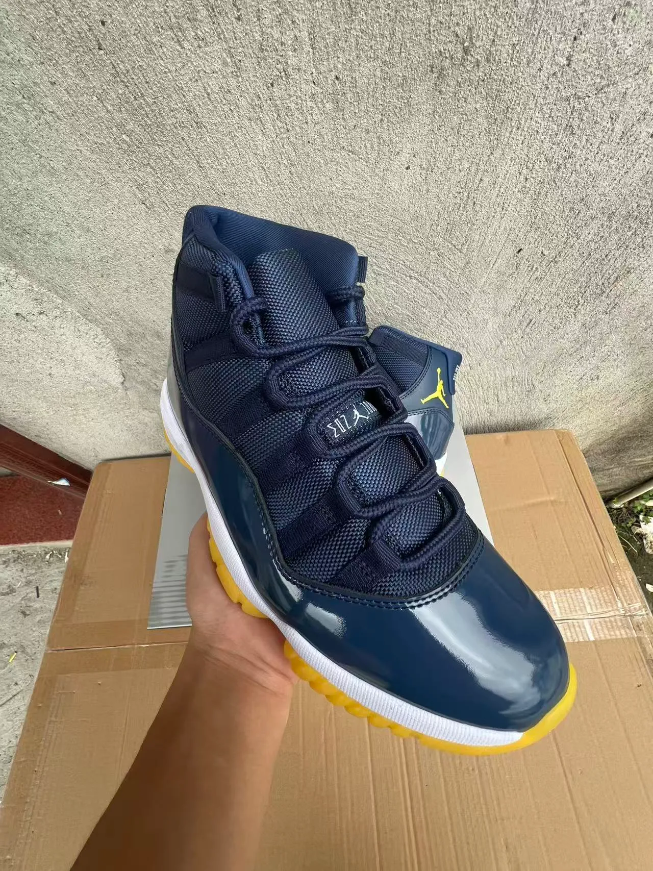 Chaussures de basketball Air Jordan 11 bleu marine, blanc et jaune 2