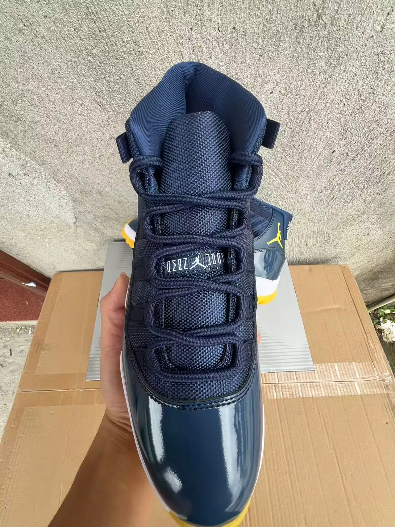 Chaussures de basketball Air Jordan 11 bleu marine, blanc et jaune 3