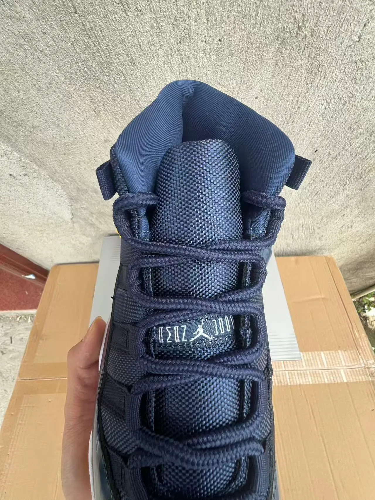 Chaussures de basketball Air Jordan 11 bleu marine, blanc et jaune 4