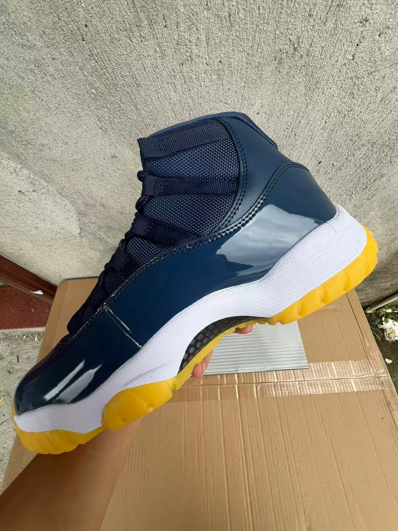 Chaussures de basketball Air Jordan 11 bleu marine, blanc et jaune 5