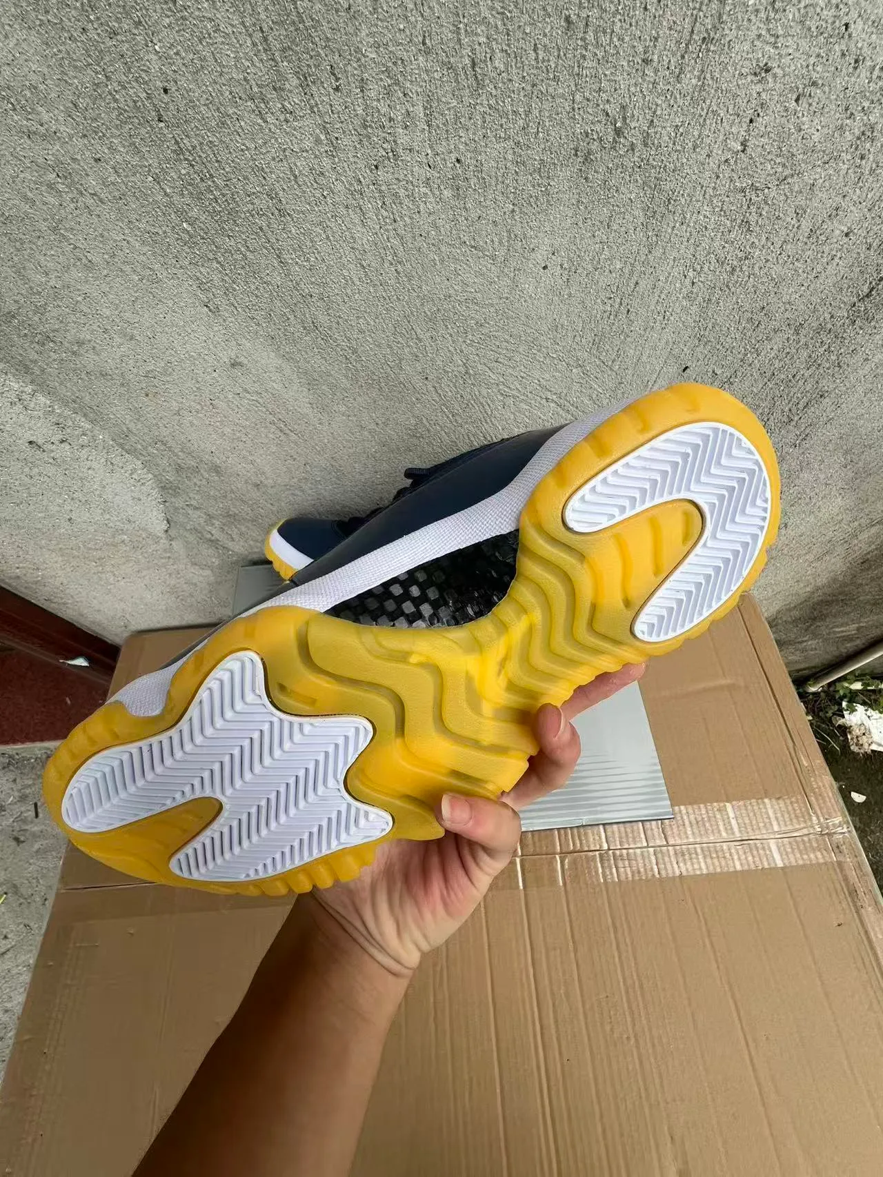 Chaussures de basketball Air Jordan 11 bleu marine, blanc et jaune 6