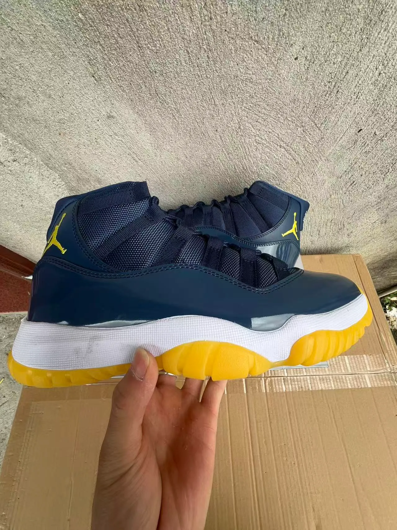 Chaussures de basketball Air Jordan 11 bleu marine, blanc et jaune 7