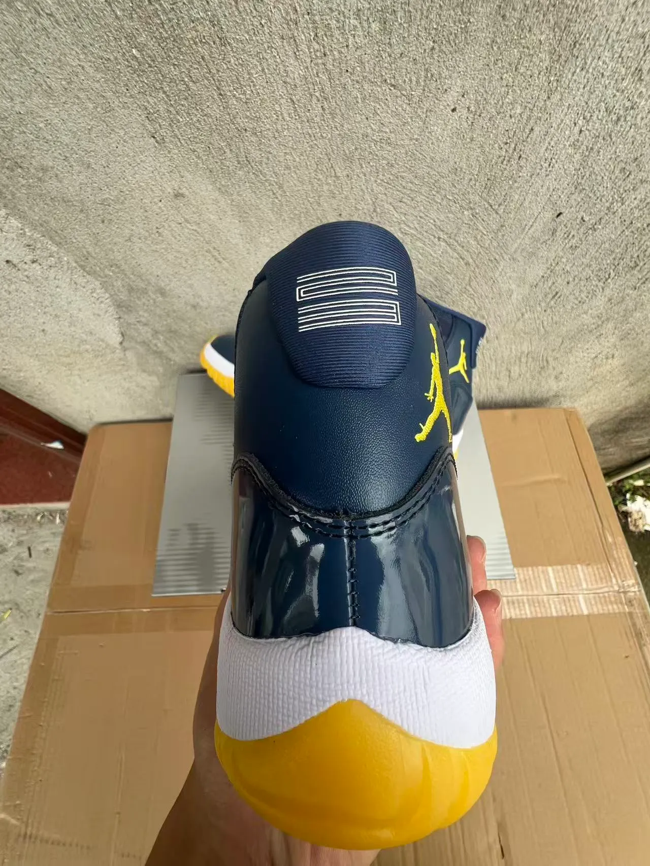 Chaussures de basketball Air Jordan 11 bleu marine, blanc et jaune 8