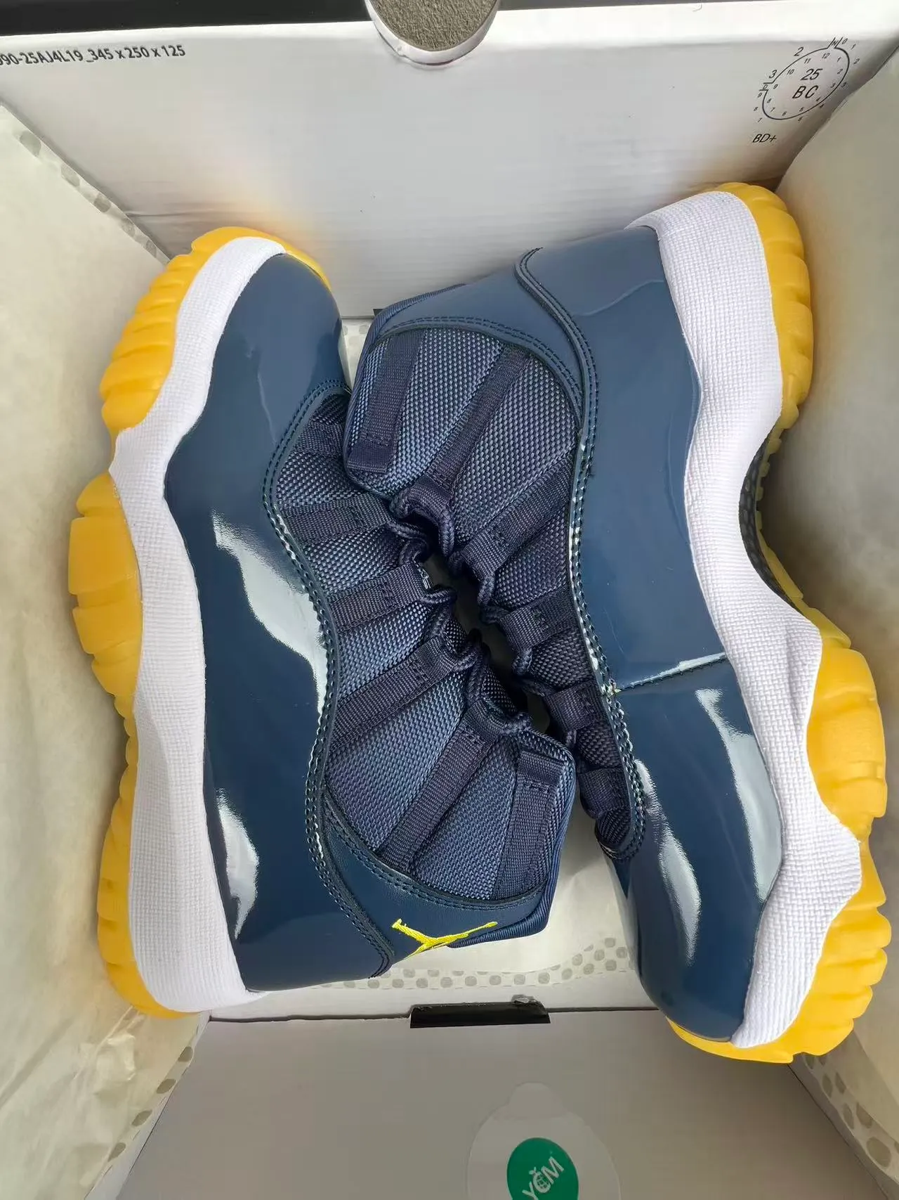 Chaussures de basketball Air Jordan 11 bleu marine, blanc et jaune 9