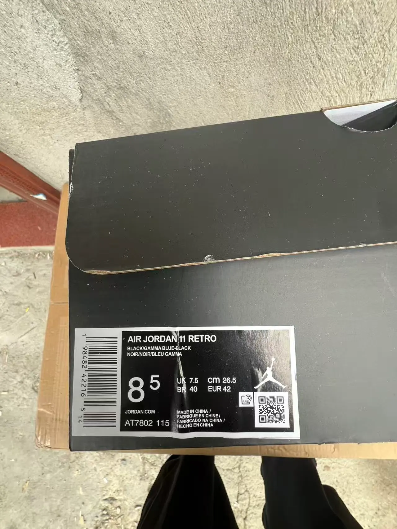 Chaussures de basketball Air Jordan 11 bleu marine, blanc et jaune 10