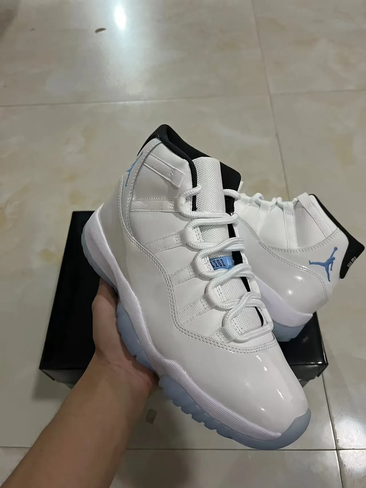 Air Jordan 11 Tênis de Basquete Branco e Azul Claro de Couro Patentado 2