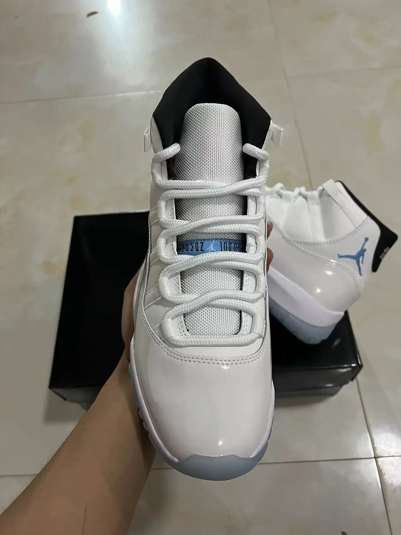 Air Jordan 11 Tênis de Basquete Branco e Azul Claro de Couro Patentado 3