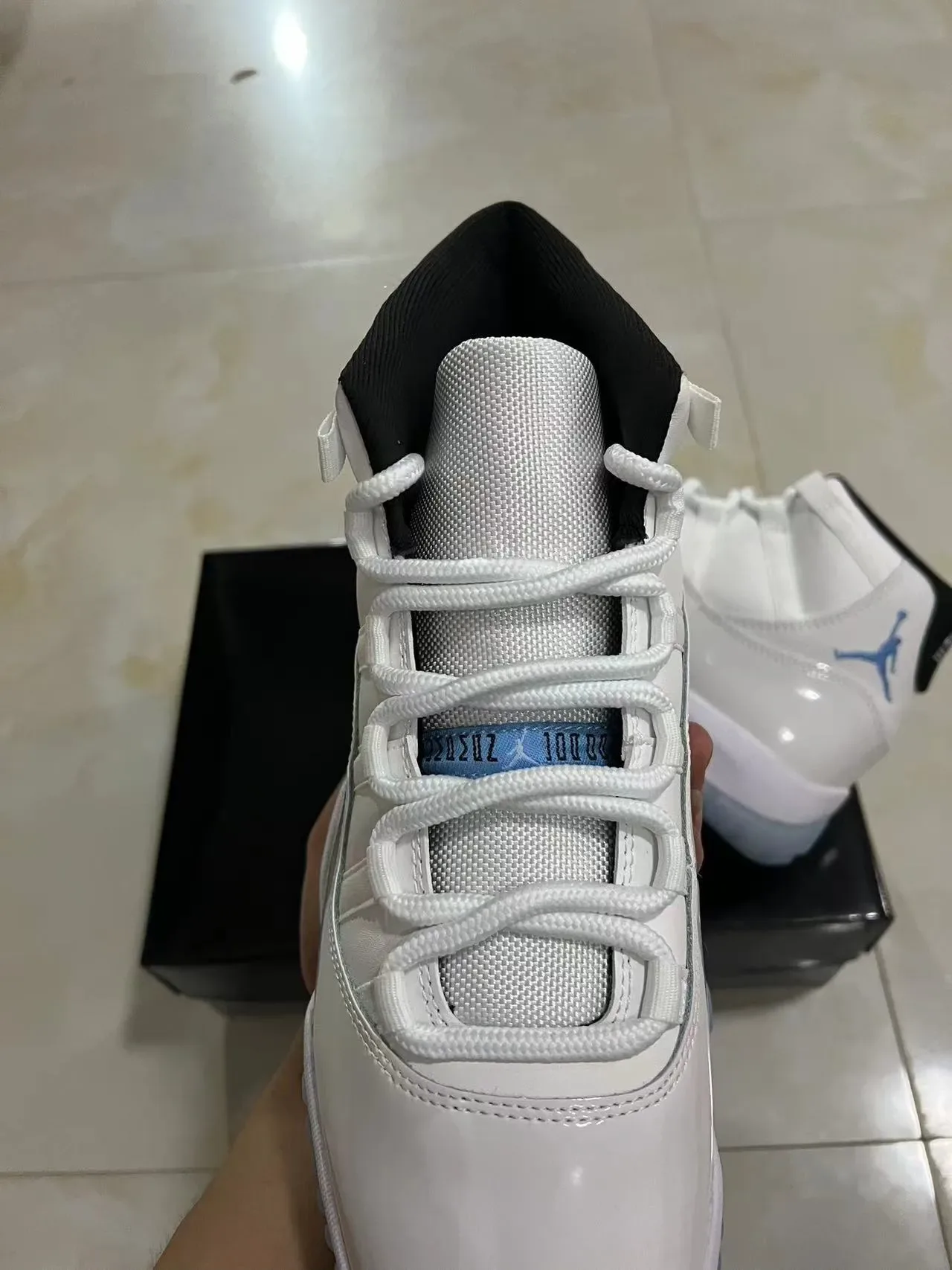 Air Jordan 11 Tênis de Basquete Branco e Azul Claro de Couro Patentado 4
