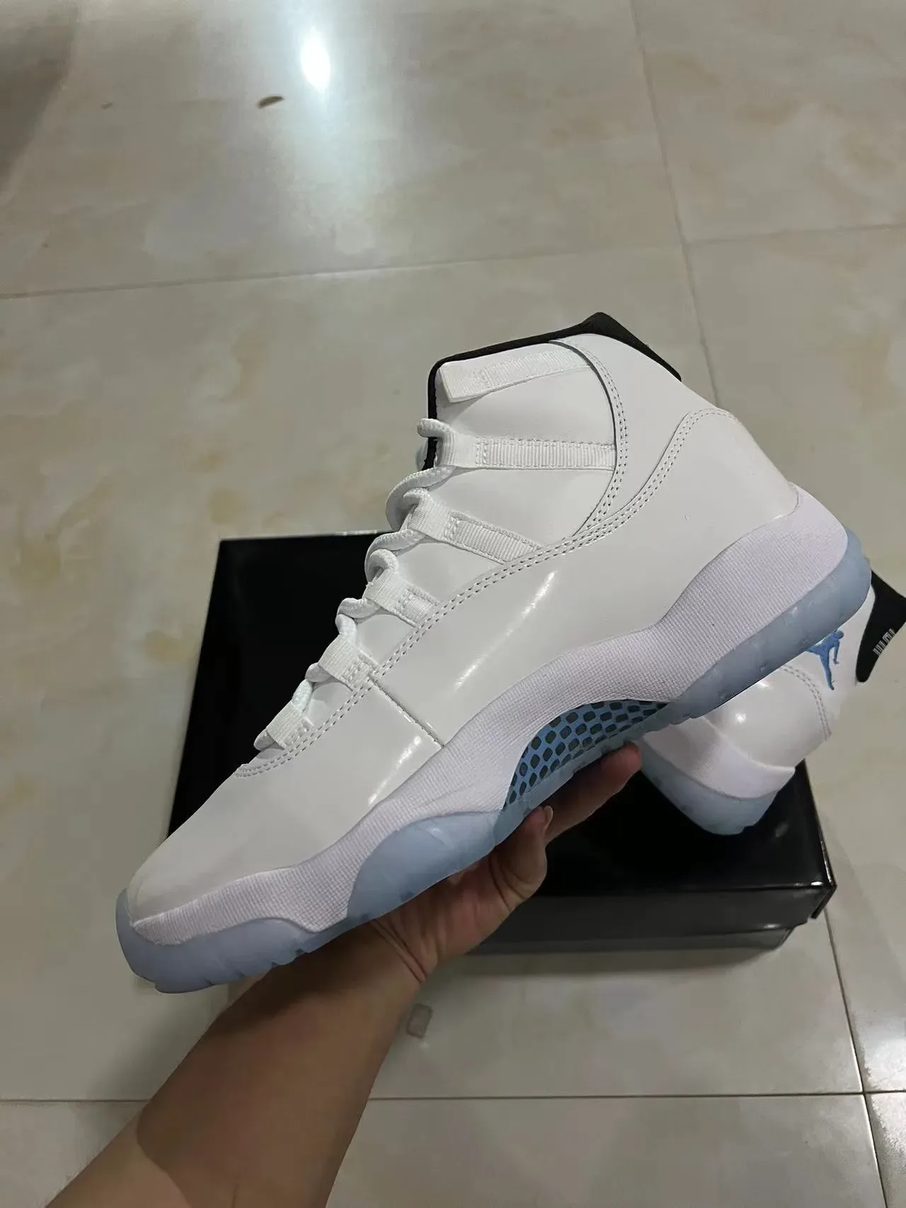 Air Jordan 11 Tênis de Basquete Branco e Azul Claro de Couro Patentado 5