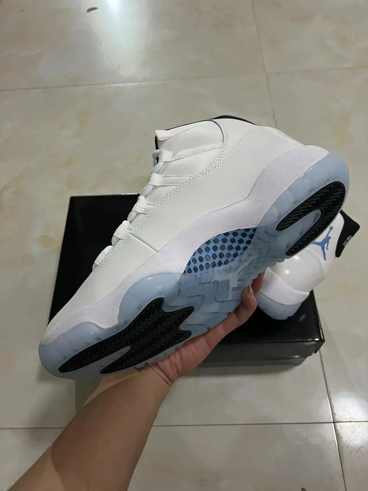 Air Jordan 11 Tênis de Basquete Branco e Azul Claro de Couro Patentado 6