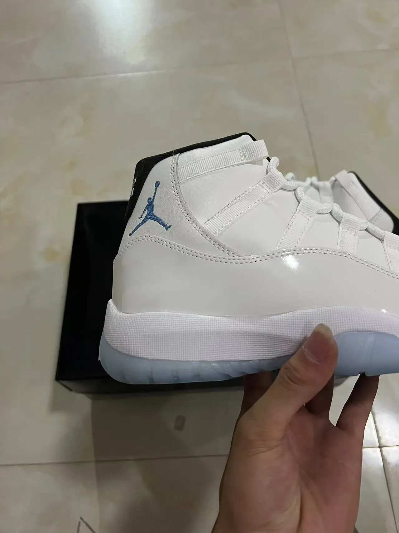 Air Jordan 11 Tênis de Basquete Branco e Azul Claro de Couro Patentado 7