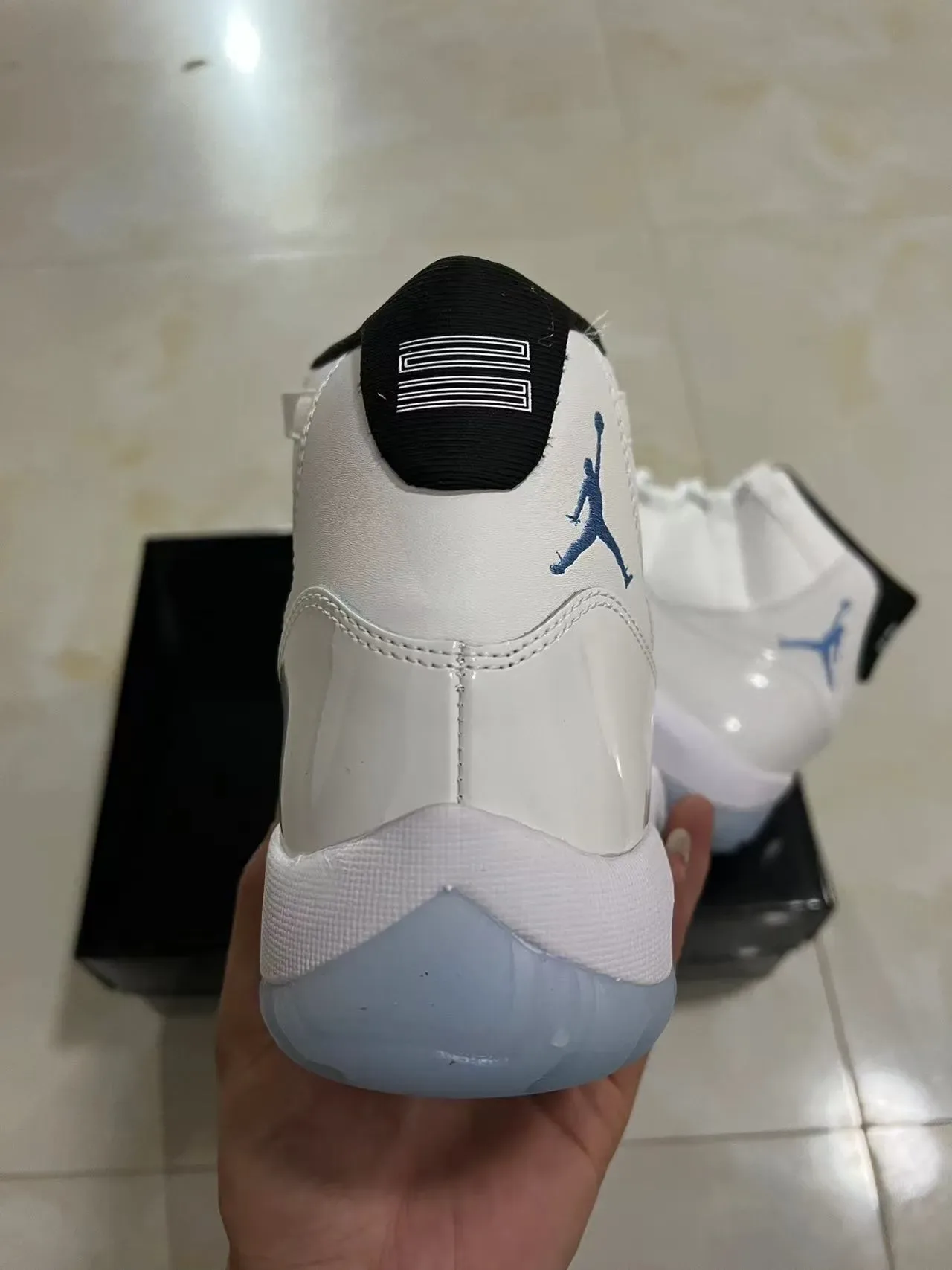 Air Jordan 11 Tênis de Basquete Branco e Azul Claro de Couro Patentado 8