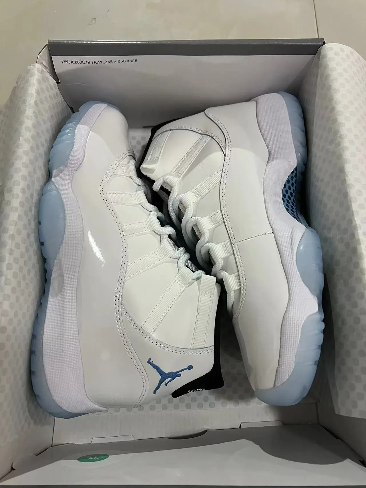 Air Jordan 11 Tênis de Basquete Branco e Azul Claro de Couro Patentado 9