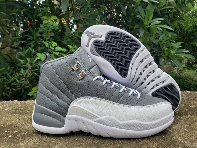 Chaussures de basketball Air Jordan 12 gris et blanc avec tige en cuir matelassé et verrous de lacets métalliques 2