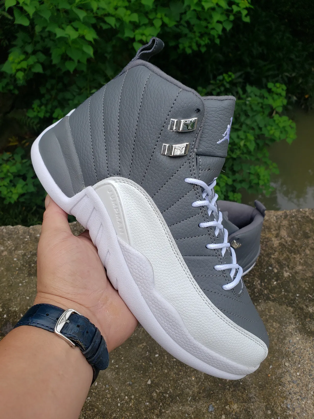 Chaussures de basketball Air Jordan 12 gris et blanc avec tige en cuir matelassé et verrous de lacets métalliques 3