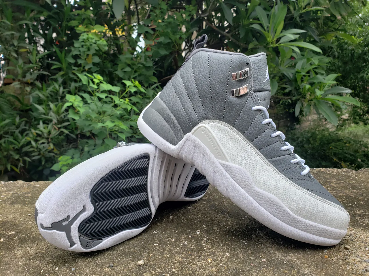 Chaussures de basketball Air Jordan 12 gris et blanc avec tige en cuir matelassé et verrous de lacets métalliques 5