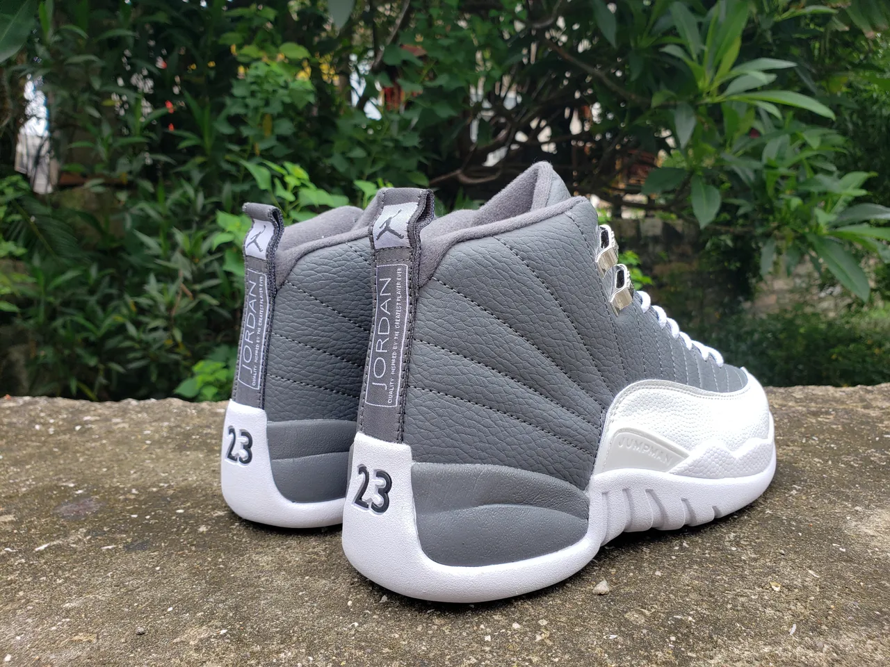 Chaussures de basketball Air Jordan 12 gris et blanc avec tige en cuir matelassé et verrous de lacets métalliques 6