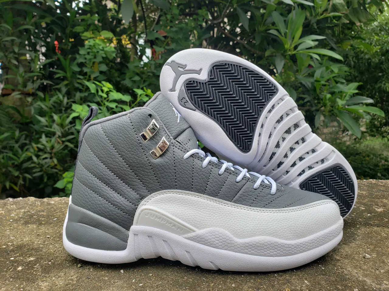 Chaussures de basketball Air Jordan 12 gris et blanc avec tige en cuir matelassé et verrous de lacets métalliques 7