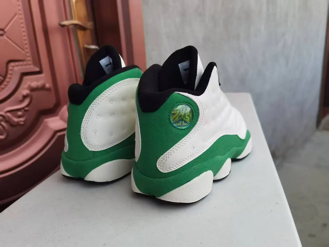 Chaussures de basketball Air Jordan 13 blanc et vert tige en cuir matelassé semelle extérieure patte de panthère 2