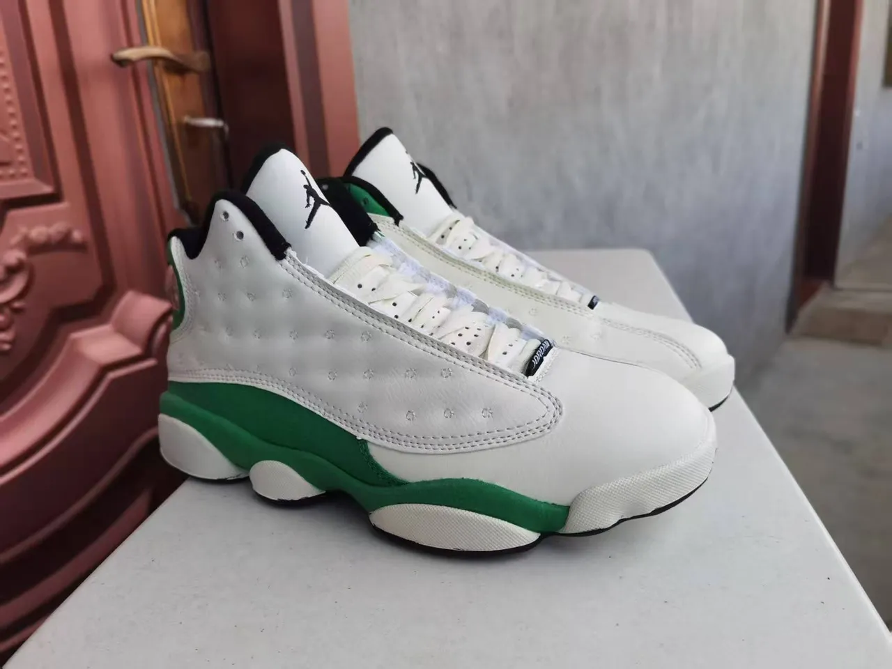 Chaussures de basketball Air Jordan 13 blanc et vert tige en cuir matelassé semelle extérieure patte de panthère 3