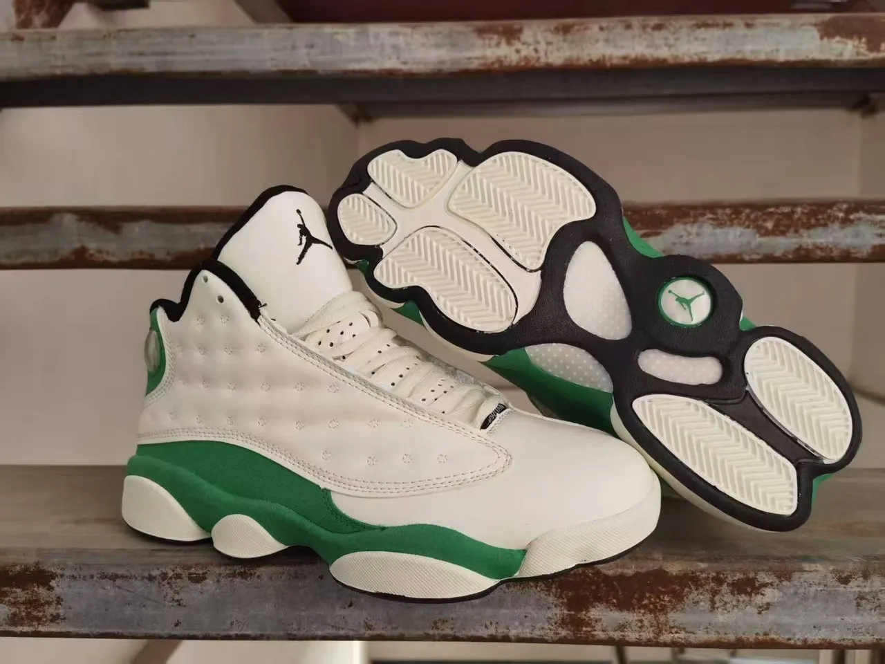 Chaussures de basketball Air Jordan 13 blanc et vert tige en cuir matelassé semelle extérieure patte de panthère 4