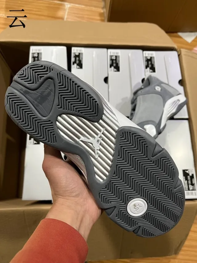 حذاء كرة السلة عالي الرقبة من الجلد السويدي الرمادي Air Jordan 14 7