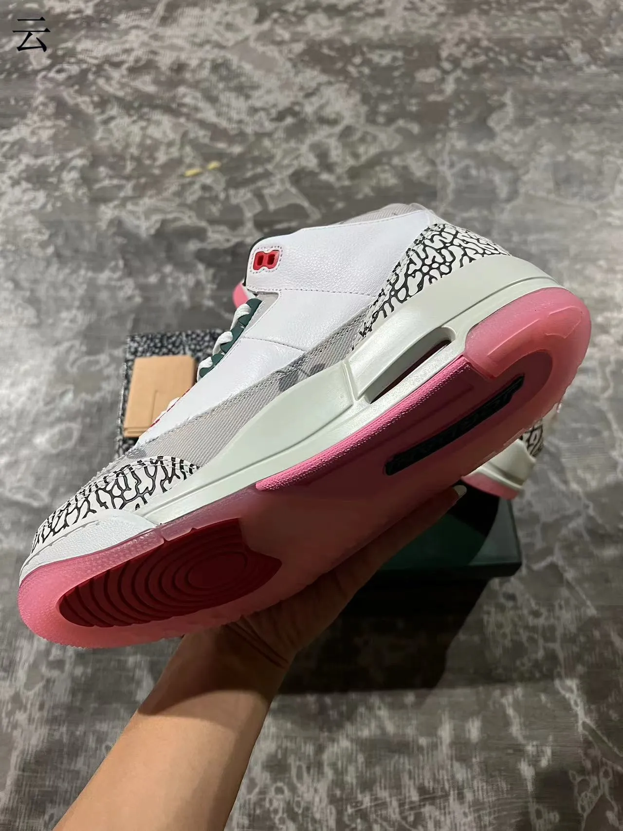 Chaussures de basketball Air Jordan 3 à imprimé éléphant blanc et semelle rose 7