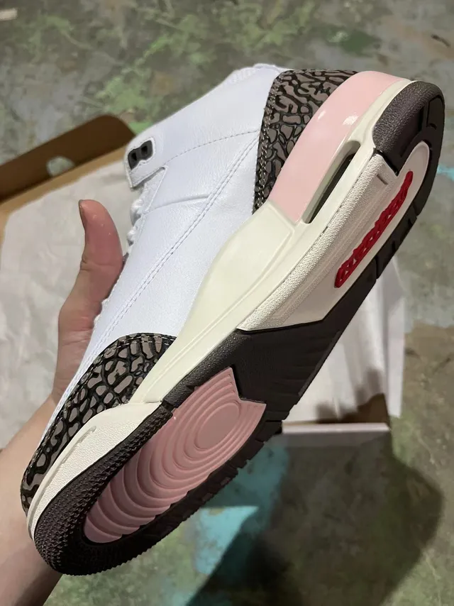 Tênis de basquete Air Jordan 3 branco e rosa com estampa de elefante 4