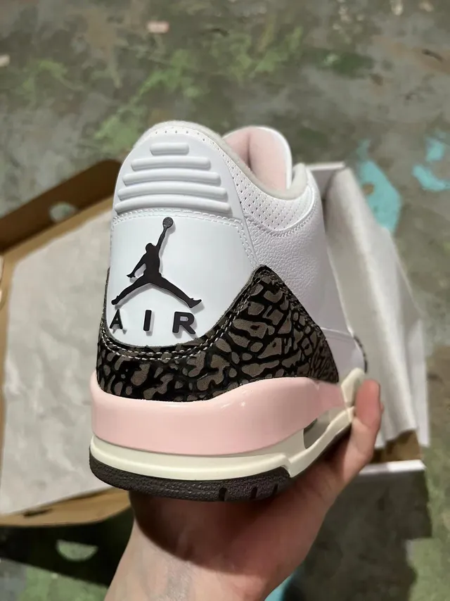 Tênis de basquete Air Jordan 3 branco e rosa com estampa de elefante 5