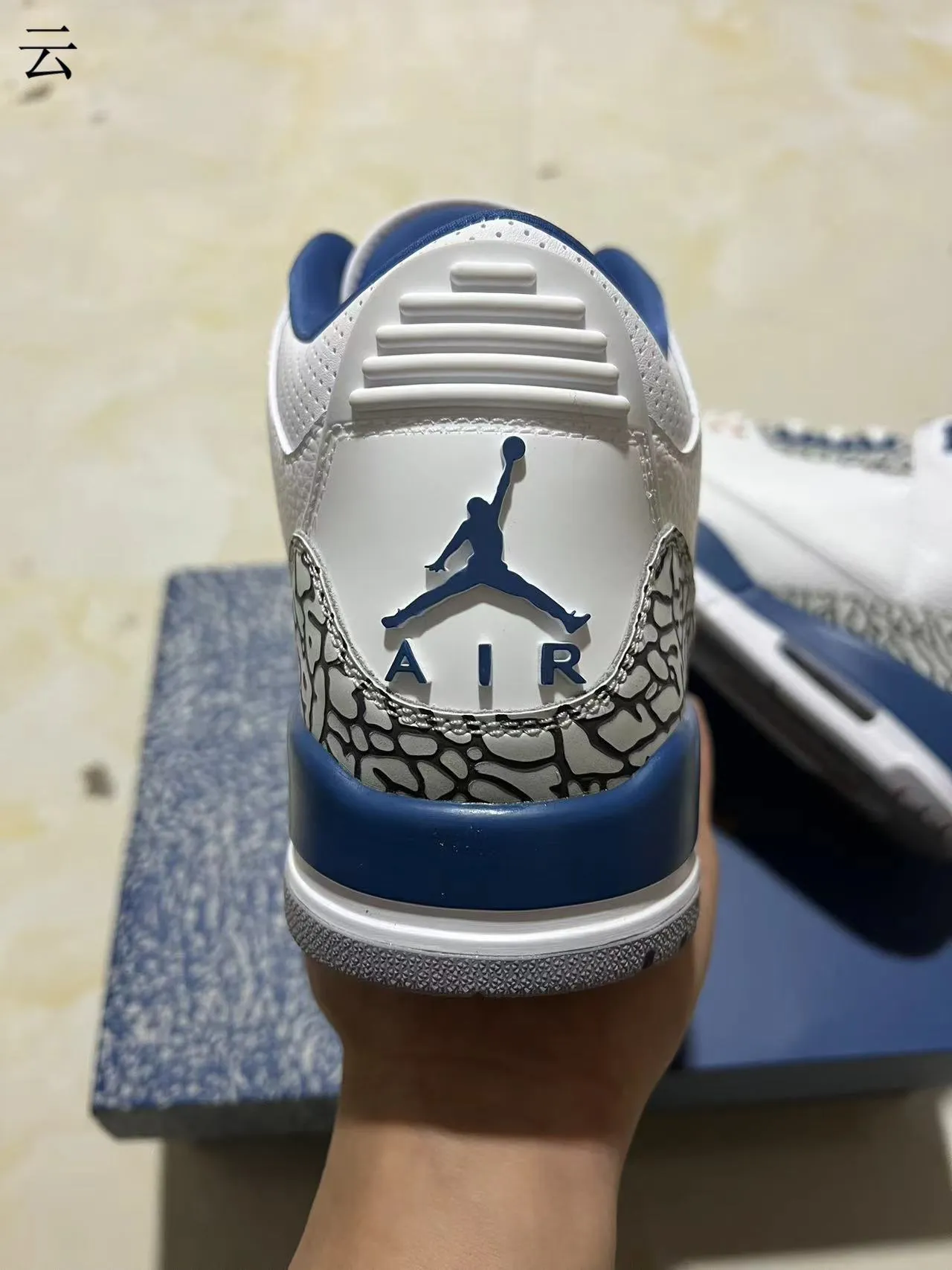 Tênis de basquete Air Jordan 3 branco e azul royal com estampa de elefante 3