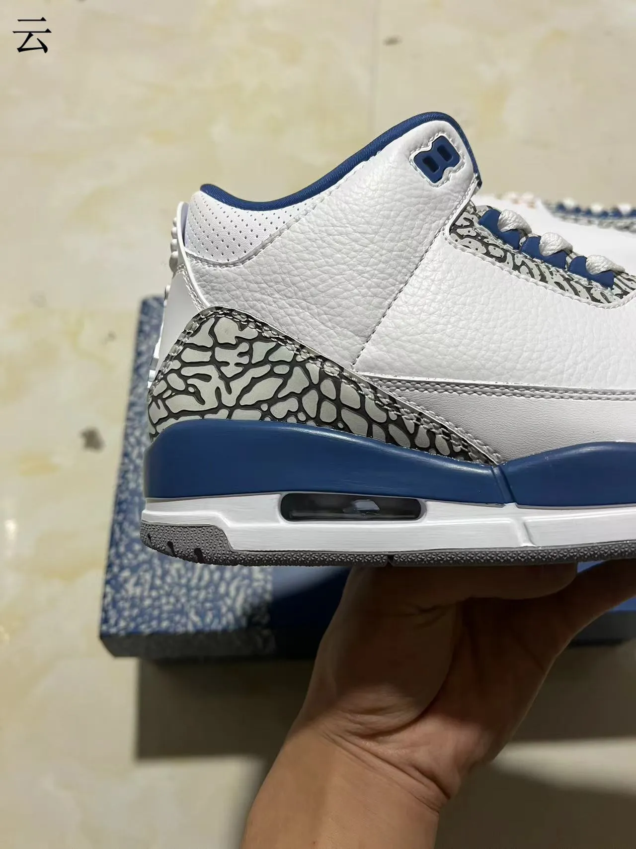 Tênis de basquete Air Jordan 3 branco e azul royal com estampa de elefante 4