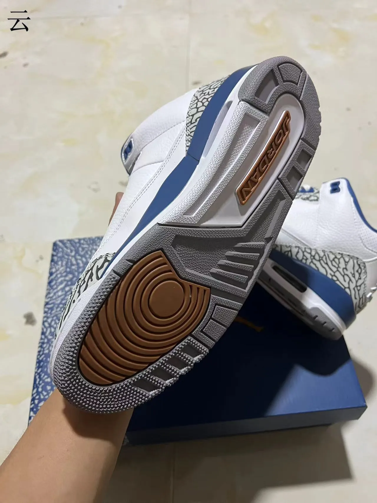 Tênis de basquete Air Jordan 3 branco e azul royal com estampa de elefante 5