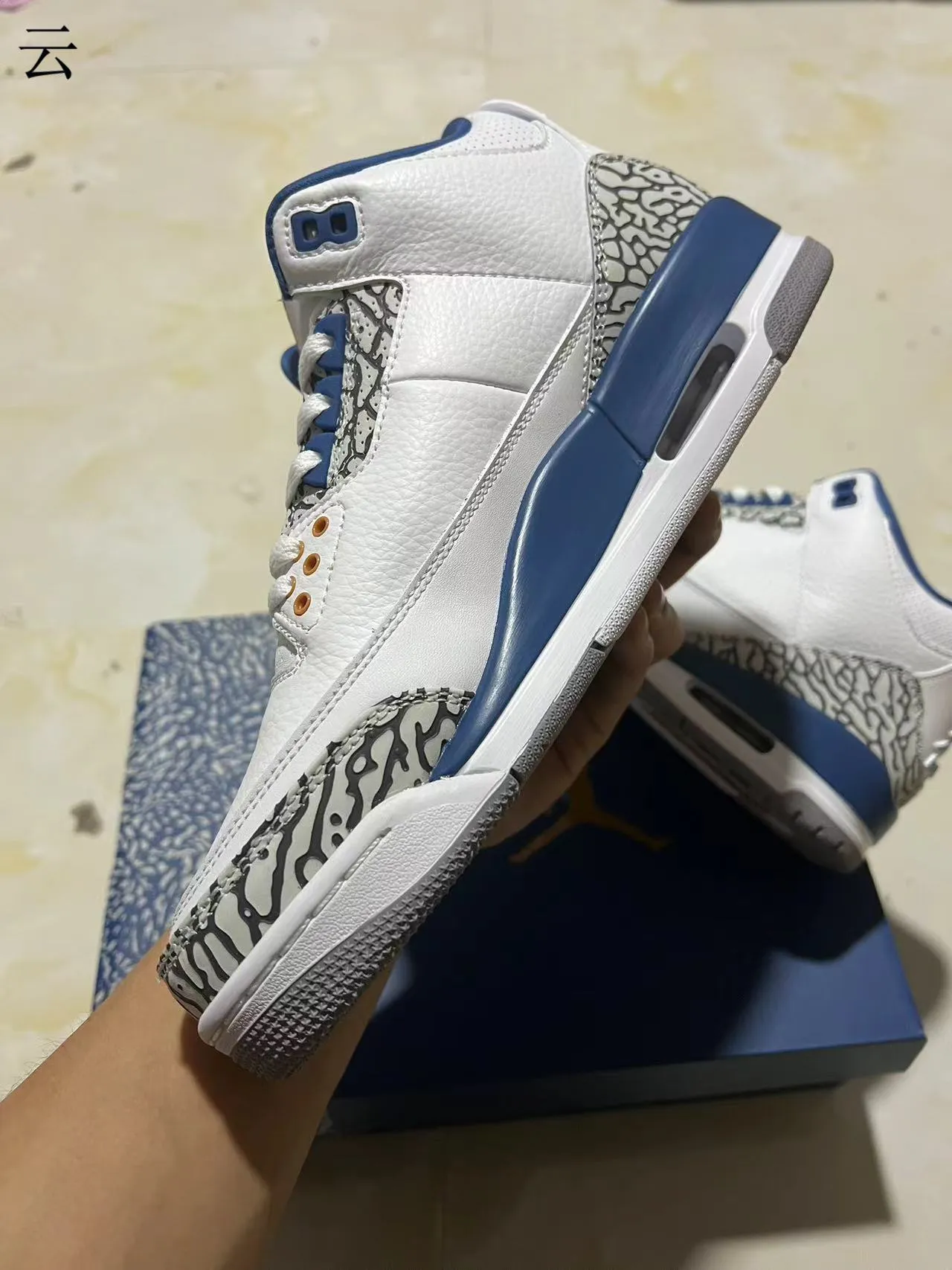 Tênis de basquete Air Jordan 3 branco e azul royal com estampa de elefante 6