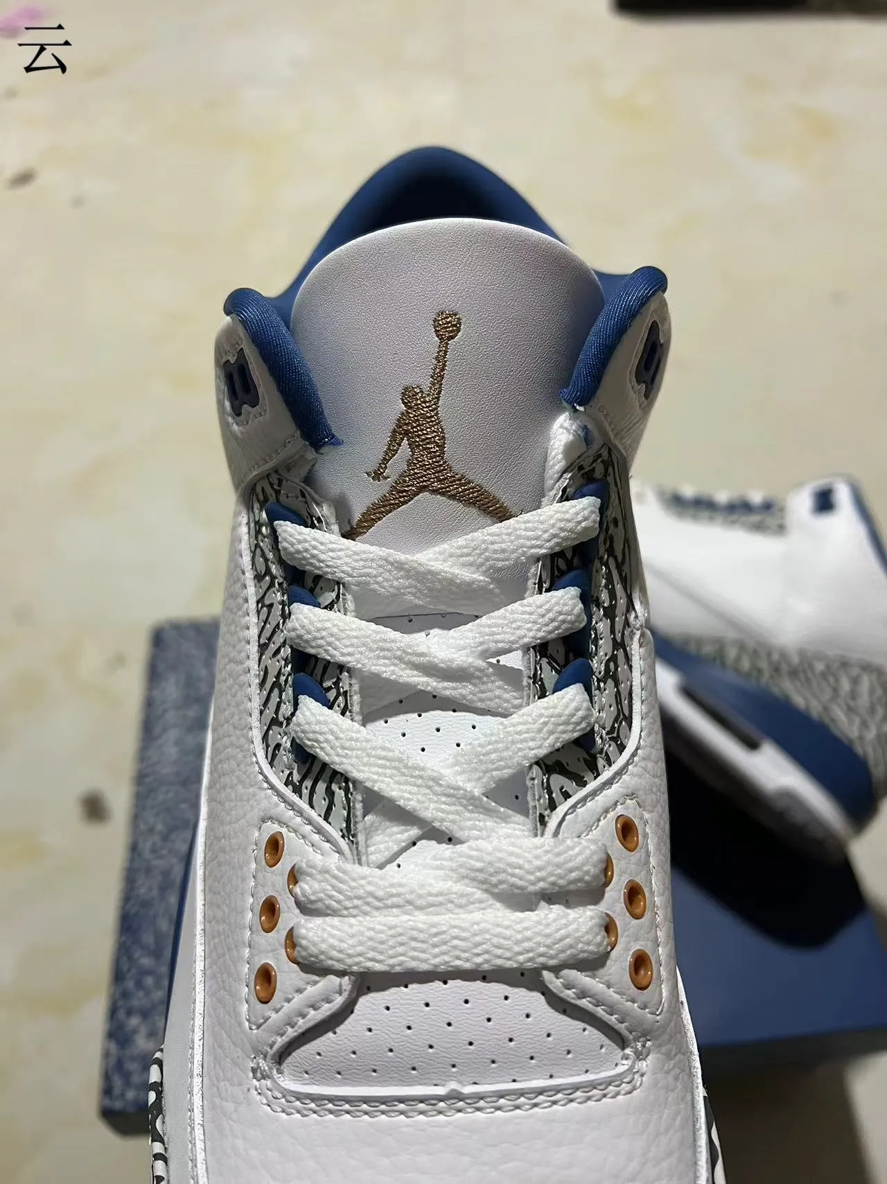 Tênis de basquete Air Jordan 3 branco e azul royal com estampa de elefante 7
