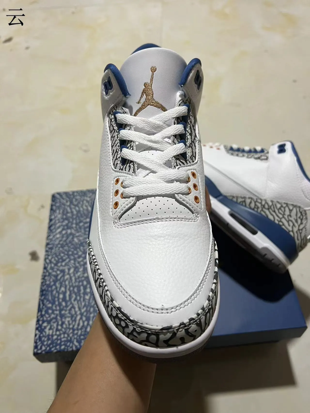 Tênis de basquete Air Jordan 3 branco e azul royal com estampa de elefante 8
