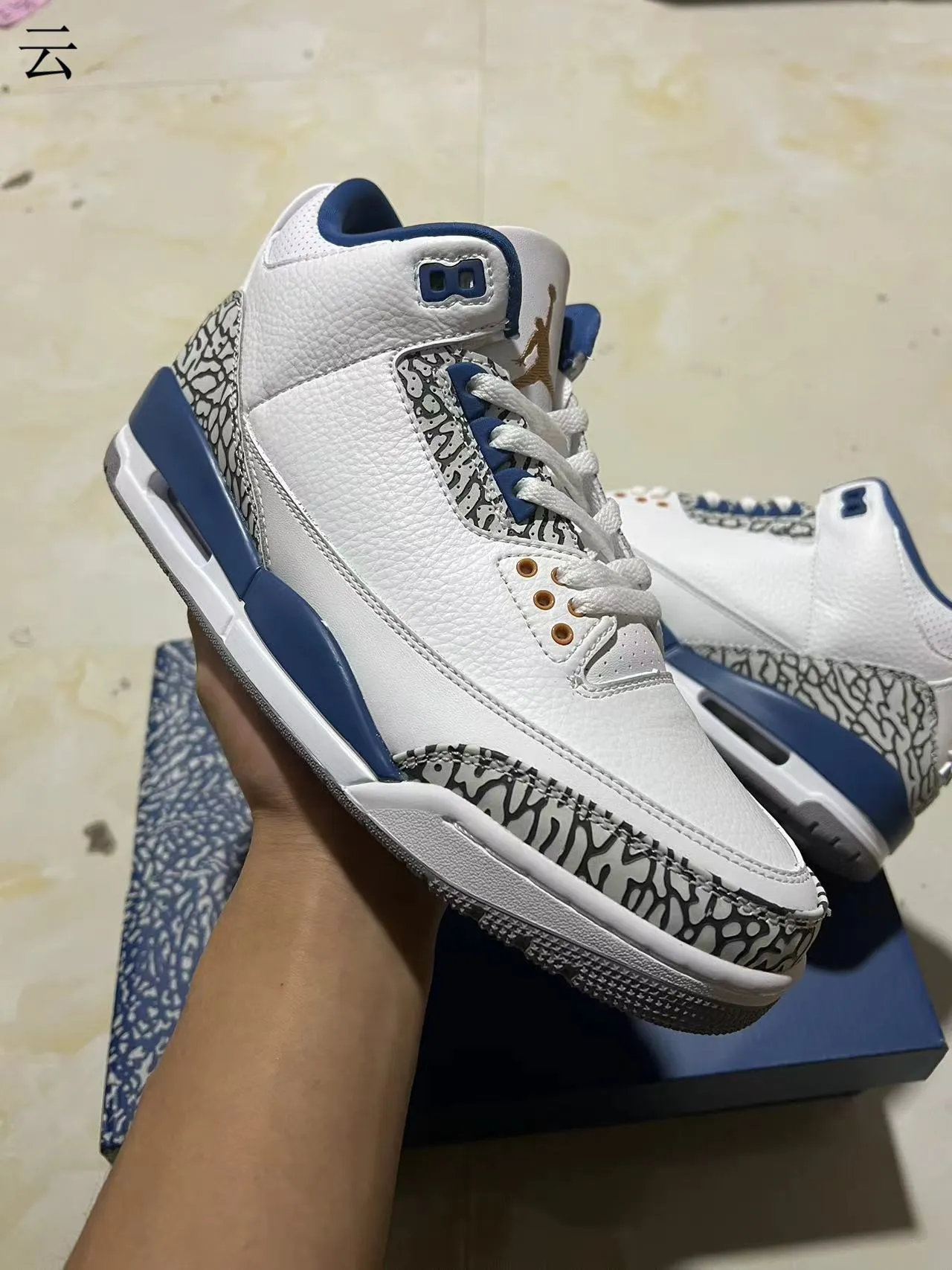 Tênis de basquete Air Jordan 3 branco e azul royal com estampa de elefante 9