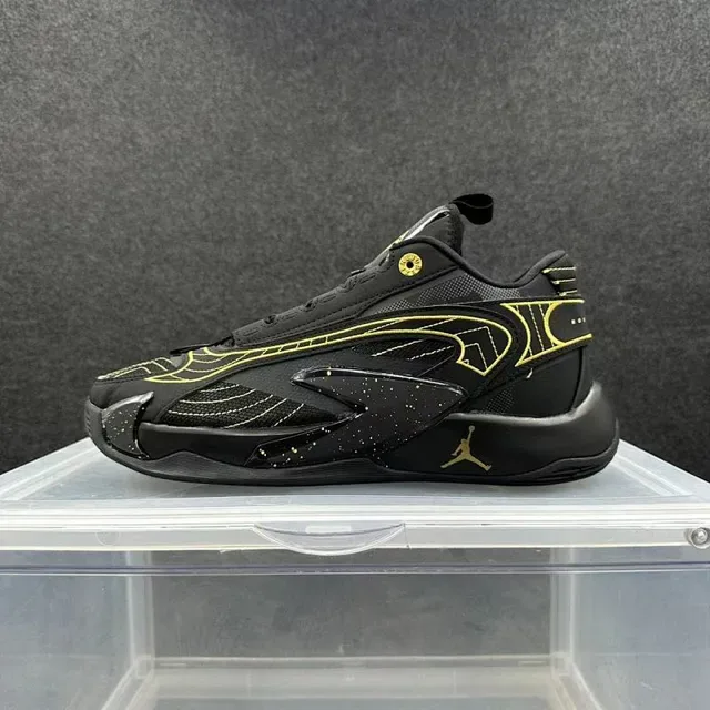 Tênis lifestyle Air Jordan 37 Low preto e amarelo 2