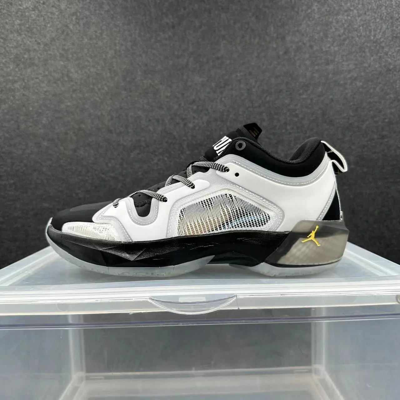 Chaussures de basketball Air Jordan 37 blanc et noir 2