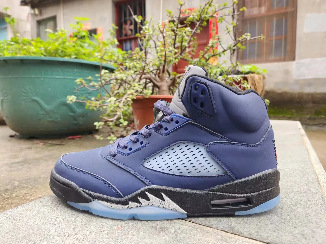 Chaussures de basketball Air Jordan 5 bleu profond et noir à semelle extérieure translucide 2