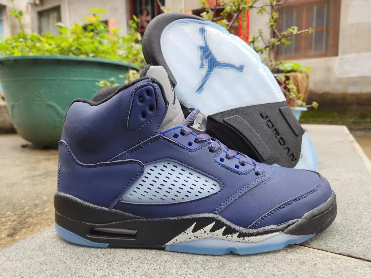 Chaussures de basketball Air Jordan 5 bleu profond et noir à semelle extérieure translucide 3